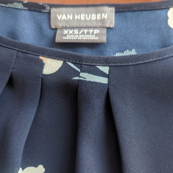 Floral blue with white and red. Size is extra small but easily fits small. - Picture 4 of 6